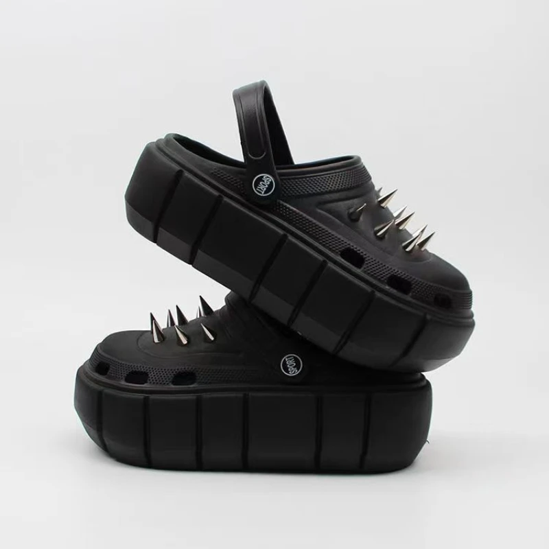 Street Fashion Trends - Buty z dziurami w stylu Y2K